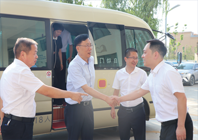 省政協(xié)副主席魏增軍一行青創(chuàng)協(xié)會(huì)委員工作室調(diào)研指導(dǎo)工作。安康市政協(xié)主席周建功、安康市委常委、副市長(zhǎng)陳暉陪同調(diào)研