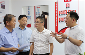 安康市政協(xié)黨組書(shū)記、主席調(diào)研指導(dǎo)青創(chuàng)協(xié)會(huì)委員工作室，市政協(xié)委員、公司總經(jīng)理李德奎做匯報(bào)介紹