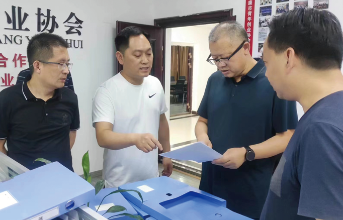 安康市政協(xié)秘書(shū)長(zhǎng)丁關(guān)軍，副秘 書(shū)長(zhǎng)、辦公室主任蔣軍調(diào)研指導(dǎo)青 創(chuàng)協(xié)會(huì)委員工作室，市政協(xié)委員、 公司總經(jīng)理李德奎做匯報(bào)介紹