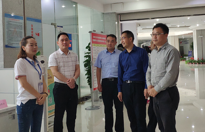 市創(chuàng)業(yè)就業(yè)服務(wù)中心心任謝光 運(yùn)、市殘聯(lián)理事長(zhǎng)王懷忠指導(dǎo) 公司承辦的殘疾人專場(chǎng)招聘會(huì)